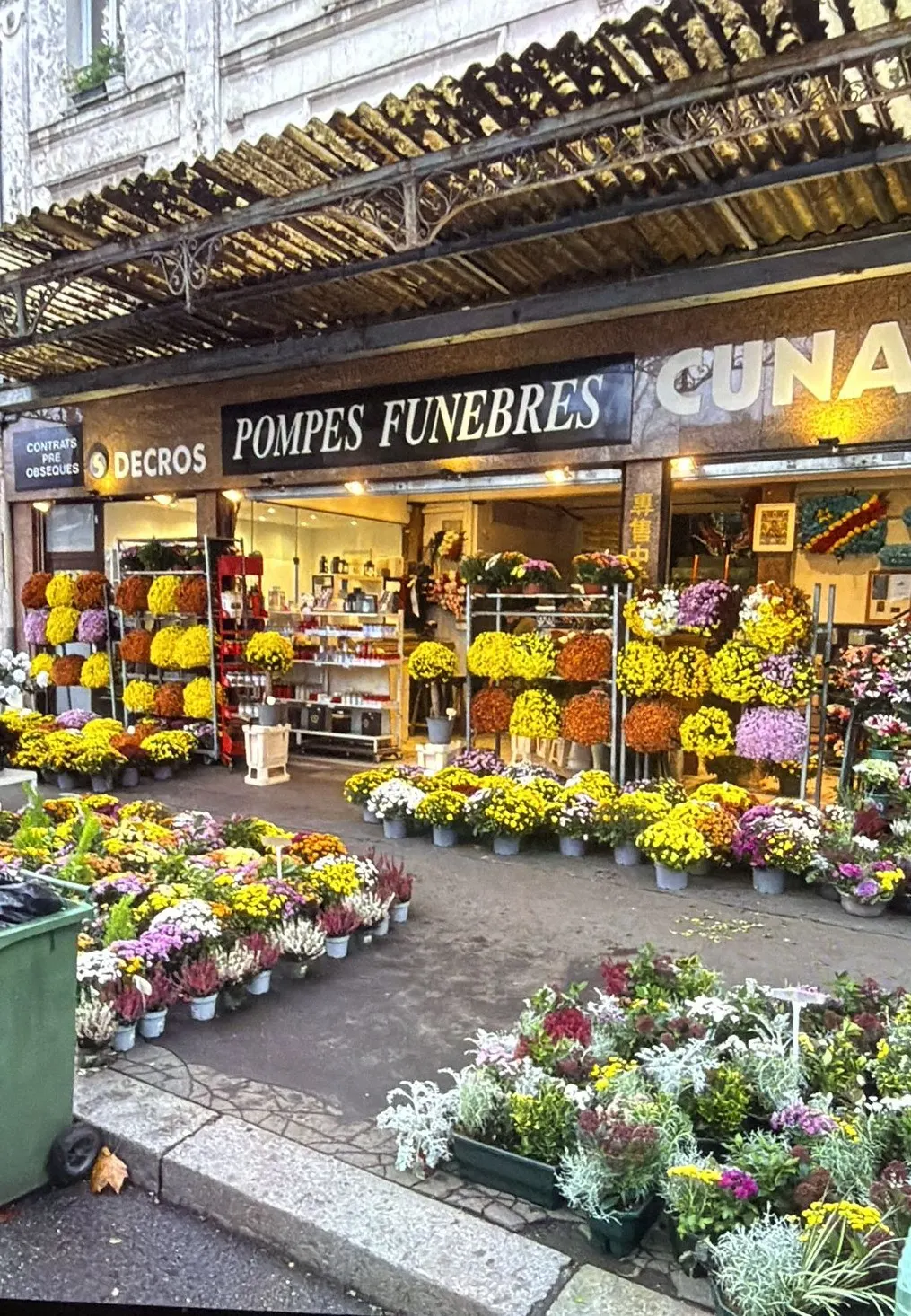 Devanture de la boutique et ses fleurs