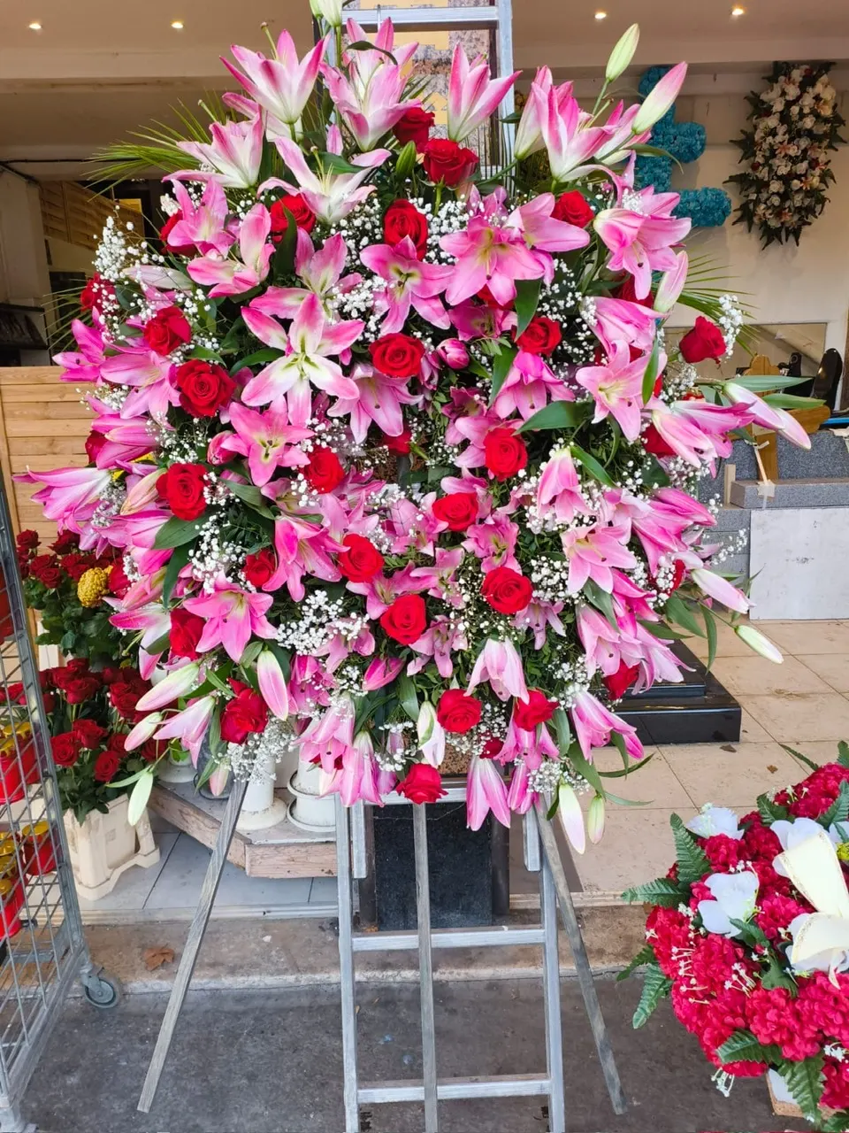 Arrangements floraux présentés en boutique