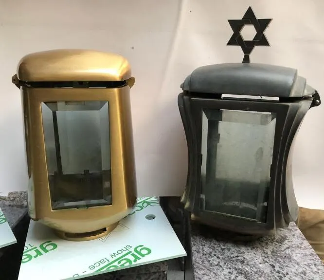 Deux lanternes funéraires aux finitions différentes, photographiées pour présenter le travail de patine du bronze.