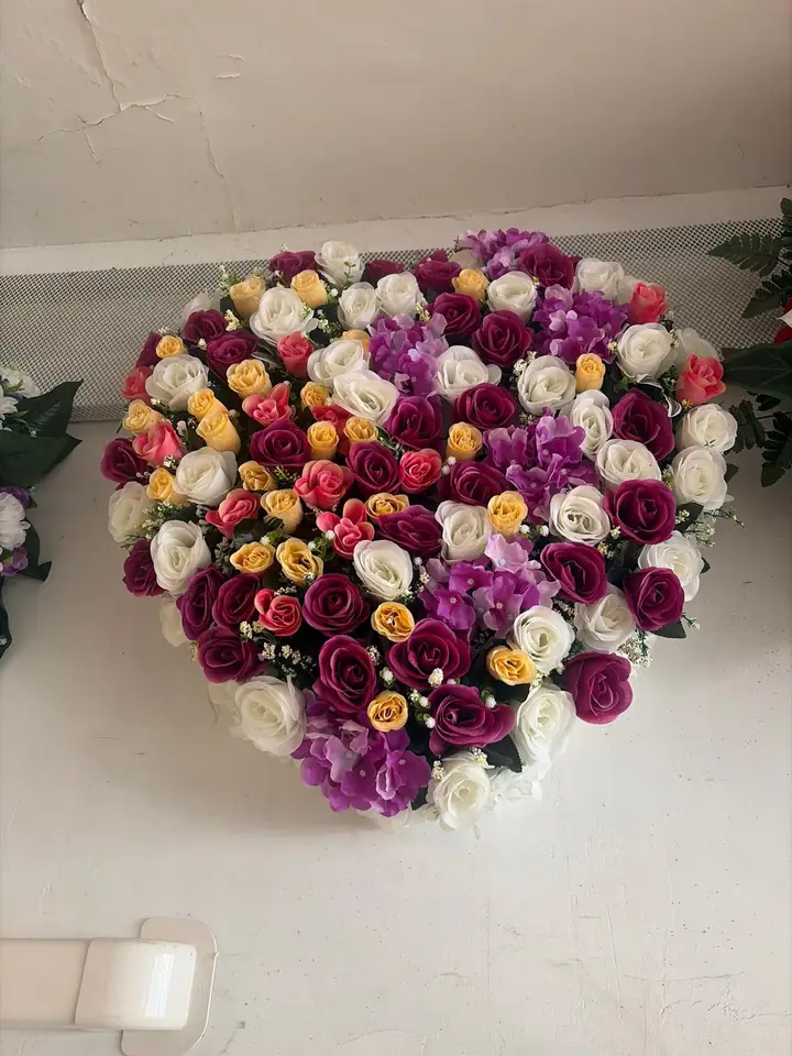 Cœur floral blanc, prune, violet et jaune